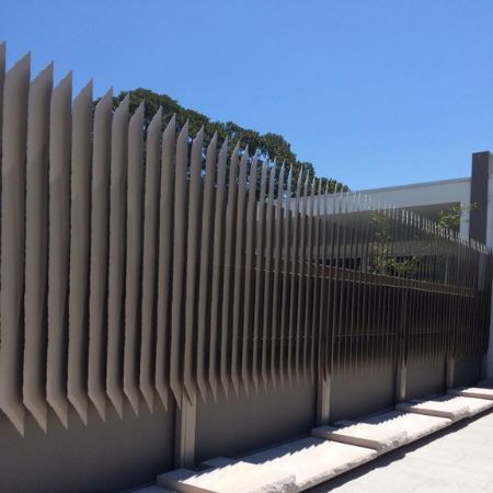 Fance Iron Modern, Metal Fence Design Modern, Modern Fence Design Metal, Metal Panel Fence, Boundary Wall Grill Design, Metal Fence Ideas Steel, Modern Metal Fence, Steel Fence Design, Metal Fence Design