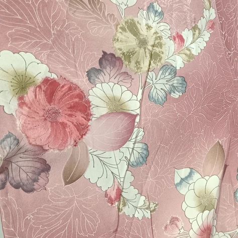 🌸 Introducing our delicate pink silk kimono with beautiful floral and leaf patterns. The 3D render captures the elegance and softness of the fabric, giving you a glimpse of the design and texture. While it may not fully represent the kimono's perfect form, it helps you envision the beauty you'll get on the drop. Join our Discord to explore more and prepare for our next drop! #PinkKimono #SilkKimono #VintageFashion #FloralDesign #KimonoLove #3DRender #JoinUs Kimono Pattern Design, Green Kimono, Pink Kimono, Leaf Patterns, Kimono Pattern, Virtual Art, Kimono Fabric, Silk Kimono, 3d Render