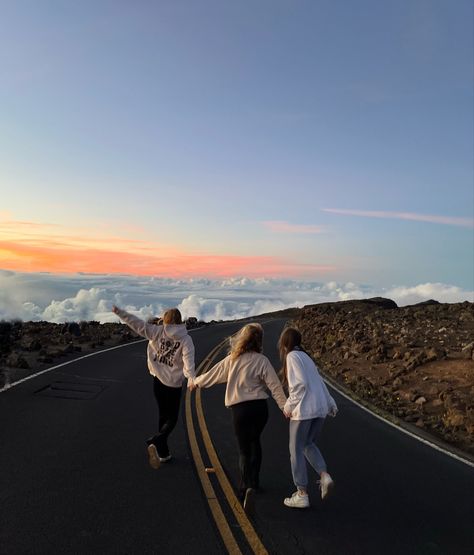 #hawaii #haleakala #aesthetic Hawaii Above The Clouds, Luxury Hawaii Vacation, Hawaii Aesthetic Friends, Haleakala National Park Sunset, Hawaii Aesthetic Maui, Maui Hawaii Pictures, Maui Instagram Pictures, Maui Photo Ideas, Haleakala Sunset