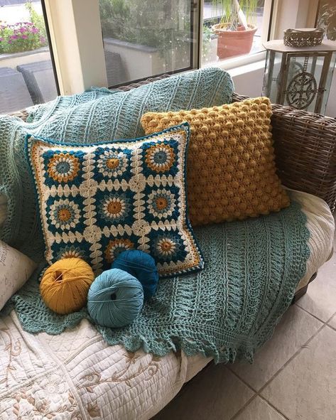 Crocheted Pillows, Crochet Cushion Covers, Modern Haken, Crochet Blanket Border, Crochet Cushion Pattern, Beau Crochet, Cushion Cover Pattern, Crochet Cushion, Confection Au Crochet