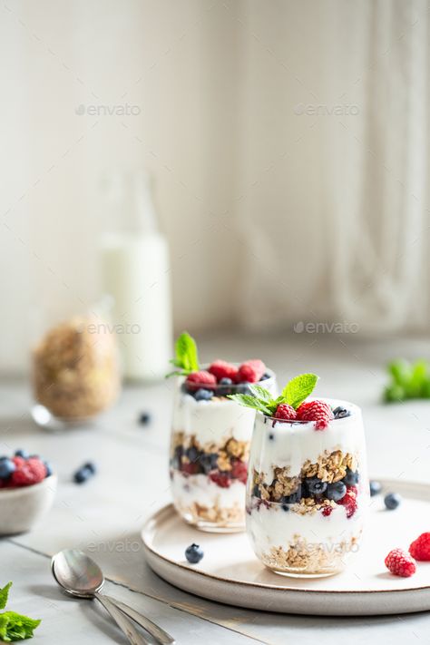 Chia Pudding Strawberry, Berries And Yogurt, Fage Yogurt, Yogurt Granola, Strawberry Parfait, Vegan Ice Cream Recipe, Berry Parfait, Desserts In A Glass, Layered Dessert