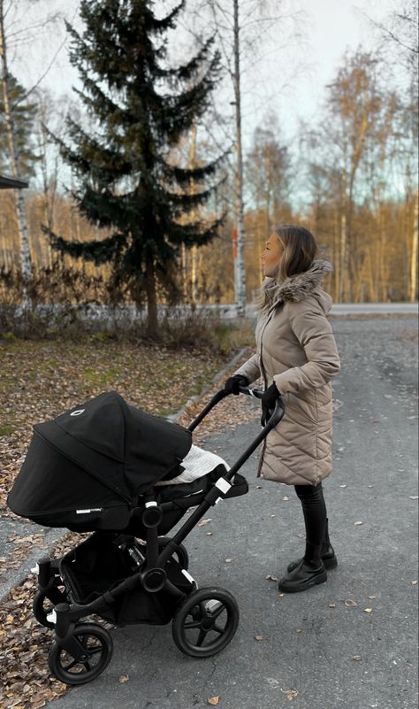 Stroller Walk Aesthetic, Aesthetic Stroller, Stroller Aesthetic, Mom Inspo, Aesthetic Mom, Running With Stroller, Bugaboo Stroller, Newborn Stroller, Cute Pregnancy Pictures