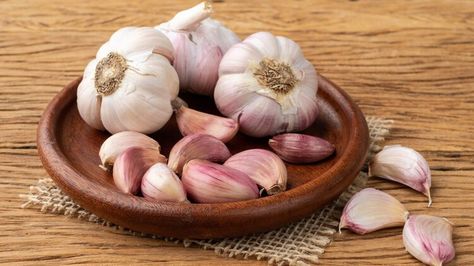 What Exactly Is Purple Garlic (And Is It Different Than Normal Garlic)? Purple Garlic, Hardneck Garlic, Onion Leeks, Growing Onions, Black Garlic, Garlic Head, Garlic Mashed, Global Cuisine, Garlic Recipes