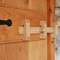 Wooden Lock, Wooden Hinges, Barn Door Latch, Door Latches, Wood Hinges, Gate Latch, Diy Holz, Wood Plans, Garden Gate