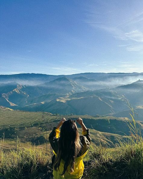 The best hike evahhhh. Super easy, super quick, but the view from way up there? Matchless. Sorry, Mt. Pulag, I gotta give the top spot to this one. Donwari, you're number 2 😂 Would you believe that my windbreaker's only PHP35.00? #hiking #philippines #mountains #trekking #nature #outdoors Hiking Philippines, Philippines Mountains, Mt Pulag, Hiking Views, Female Profile, Mountain Climbing, Mountain Hiking, Best Hikes, Beautiful Places To Travel