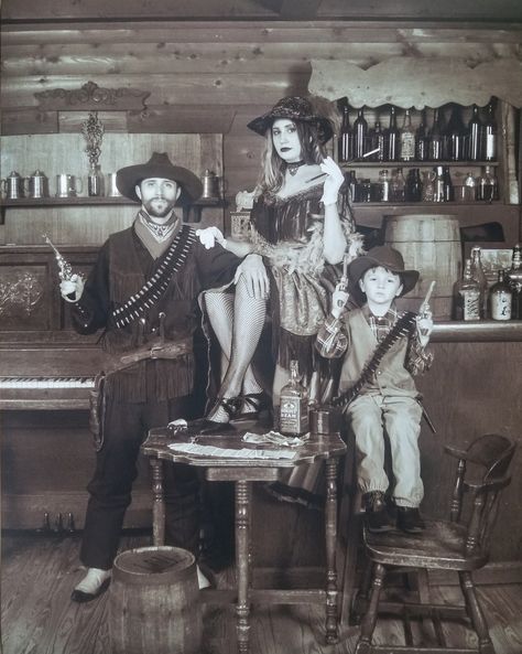 Wild West Photoshoot, Cowboy Family Pictures, Western Family Photos, Western Saloon, Old Time Photos, Weird West, Lucky Boy, Western Photo, Western Photography