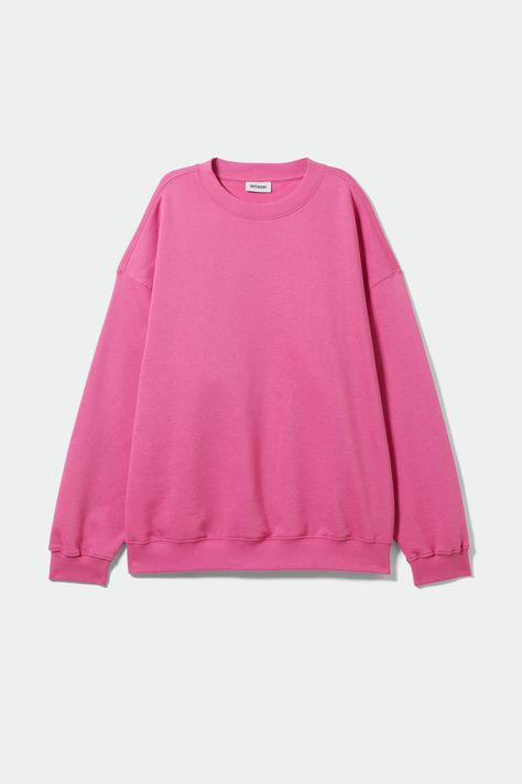 An oversized sweatshirt made from a soft cotton and recycled polyester blend fleece jersey. This go-to layer has dropped shoulder seams, ribbed edges, wide tapered arms, and falls just below the bottom. The model wears size S that measures 125 cm in chest circumference, 64 cm in length and 58 cm in sleeve length. Swedish Street Style, Women's Hoodies, Oversized Style, Pink Sweatshirt, Oversized Sweatshirt, Royal Fashion, Dream Clothes, Cozy Sweaters, Horse Riding