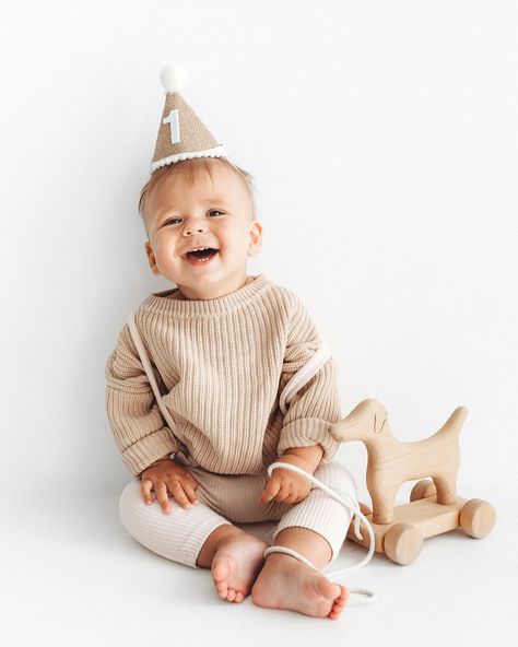 One Year Old Milestone Photo, At Home 1 Year Photoshoot, 1 Year Birthday Photoshoot Studio, Neutral One Year Photoshoot, Babies First Birthday Photo Shoot, 1st Birthday Studio Shoot, One Year Old Studio Session, Minimal Birthday Photo, 1 Year Photoshoot Ideas Boy