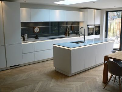 Handleless kitchen gallery - TRUE handleless kitchens.co.uk Diner Ideas, Kitchen Diner Extension, Handleless Kitchen, Open Plan Kitchen Dining, Open Plan Kitchen Living Room, Room Extensions, Kitchen Interiors, Modern Kitchen Interiors, Kitchen Interior Design Modern