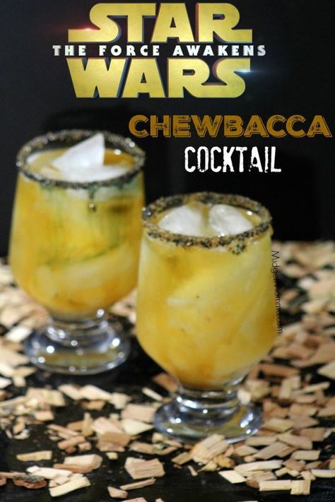 Chewbacca cocktail (Star Wars Inspired Drink). This Chewbacca cocktail (Star Wars Inspired Drink) is perfect for the adults! This Chewbacca cocktail is a mix of whisky lemon juice and maple syrup that has an awesome flavor Star Wars Drinks, Star Wars Food, Disney Drinks, Lemon Drink, Star Wars Birthday Party, Star Wars Inspired, Alcohol Drink Recipes, Birthday Food, Drinks Alcohol Recipes