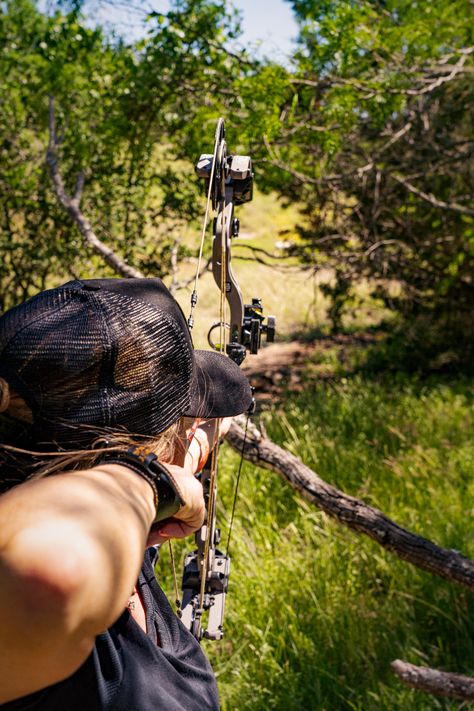 Bow Hunting Girl, Archery Elk Hunting, Archery Photography, Bow Hunting Women, Archery Aesthetic, Archery Women, Hunting Photography, Bow Season, Aesthetic Types