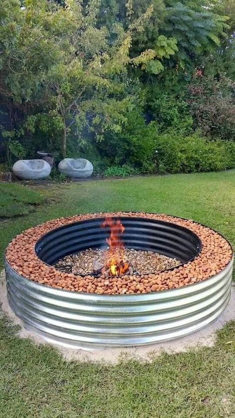 Fire Pit Plans, Outside Fire Pits, Backyard Bonfire, Fire Pit Ideas, Outdoor Fire Pit Designs, Fire Pit Landscaping, Cool Fire Pits, Diy Pictures, Fire Pit Area