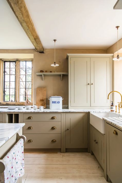 10 beige kitchens that prove this classic neutral is back – and designers agree that it is better than ever Black And White Quartz Countertops, Manor House Kitchen, Black And White Quartz, Small Bathroom Paint, Cabinet Trends, White Quartz Countertops, Kitchen Cabinet Trends, Painted Cupboards, Colorful Interior Design