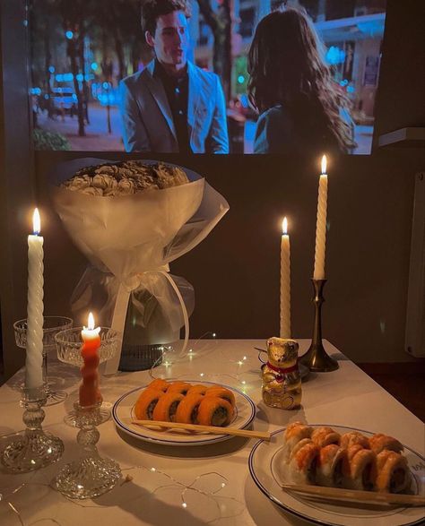 Netflix And Chill Aesthetic, Grunge Lana Del Rey, Candle Night Dinner, Dinner Date Aesthetic, Movie Dinner, Christmas Diner, Makeup 90s, Dates Ideas, 90s Makeup