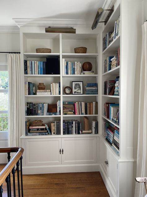 Library White Bookshelves, Den With Built In Bookshelves, Corner Bookcase Living Room, Built In Shelves Corner, Built In Bookcase Corner, White Bookcases, L Shaped Library, Book Shelf Built Ins, Corner Bookshelves Built In