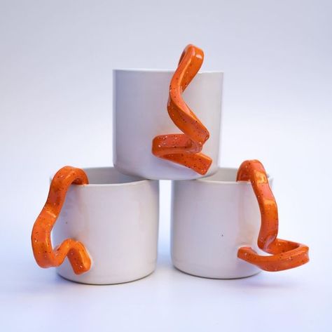 Love in Pottery on Instagram: "by @samantha.ceramics. I’m in love with this speckled orange glaze. 😍 Each mug has its own unique squiggly handle. FOLLOW👉 @loveinpottery for more pottery contents ☕️ ! Credit 📷💚 @samantha.ceramics visit their page and support 💕 Follow us on @dailyartlist (Art Lovers) & @musthomeguide (Interior Lovers) ! #sculpture #handmade #artist #pottery #tableware #art #ceramic #clay #ceramics #stoneware #ceramique #porcelain #pottersofinstagram #instapottery #ceramicstud Lovers Sculpture, Pottery Tableware, Handmade Ceramics Plates, Orange Glaze, Advanced Ceramics, Unique Pottery, Diy Ceramic, Wheel Thrown Pottery, Ceramics Pottery Art