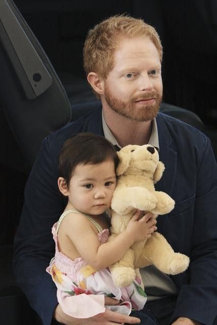 Modern Family Season 1, Mitchell Pritchett, Cast Modern Family, Modern Family Lily, Modern Family Tv Show, Modern Family Cast, Modern Family Funny, Family Yard, Jesse Tyler Ferguson