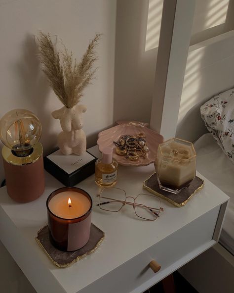 Bedside Table Inspiration, Bedside Table Styling, Body Vase, Bedside Table Decor, Interior Organization, Table Decor Living Room, Minimalist Room, Boho Room, Room Makeover Inspiration