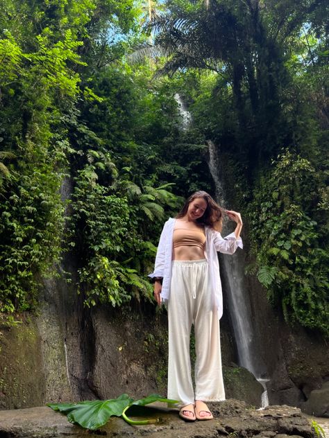 Outfit Bali, Trip Outfit Summer, White Shirt Outfit, Bali Girls, Bali Waterfalls, Casual Date Night Outfit, White Shirt Outfits, Travel Content, Trip Outfits