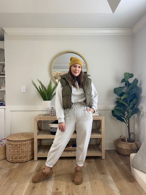 Sweatsuit Outfits Women, Old Navy Joggers, Sweatsuit Outfits, Comfortable Casual Outfits, Minimalist Wardrobe Capsule, Navy Joggers, Vintage Sweatpants, Fashion Beanie, Partly Cloudy