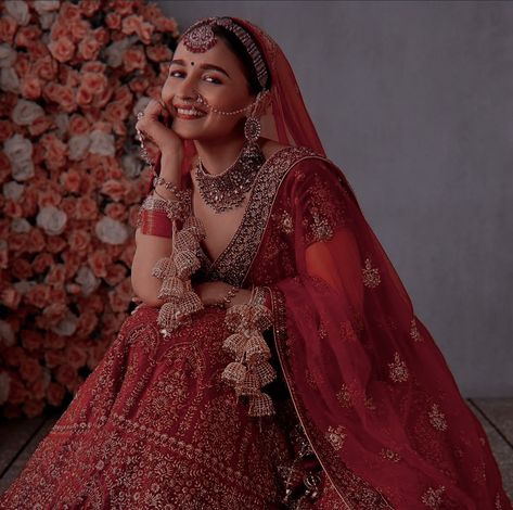 Bride Solo Poses, Sikh Wedding Photography, Solo Poses, Hairstyles For Gowns, Indian Bride Poses, Bride Photos Poses, Red Bridal Dress, Bridal Makeup Images, Desi Wedding Dresses