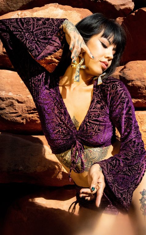 Eccentric Style Women, Cosmic Witch Outfit, Bell Sleeve Top Outfit, Bell Sleeve Outfit, Goddess Wear, Bell Bottom Sleeves, Plus Size Rave, Eclectic Fabric, Velvet Outfit