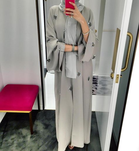 See this Instagram photo by @hauteelan • 534 likes Abaya Kimono Dubai, Habits Musulmans, Hijab Stile, Modern Abaya, Abaya Fashion Dubai, Abaya Design, Estilo Hijab, Abaya Kimono, Stile Hijab