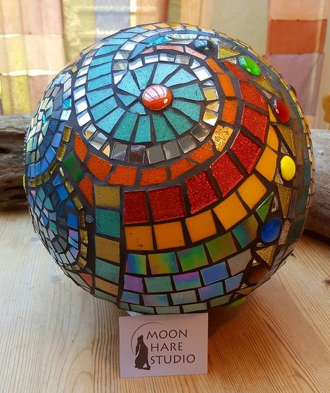 Mosaic Balls, Mosaic Bowling Ball, Bowling Ball Yard Art, Bowling Ball Art, Garden Mosaics, Alien Pictures, 3d Mosaic, Gazing Balls, Mosaic Stepping Stones