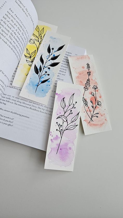 Book Marks Design Ideas, Aesthetic Boarders Designs, Kou Diabolik Lovers, Fall Craft Fairs, Homemade Bookmarks, Handmade Bookmarks Diy, Doodle Art Flowers, Creative Gift Wraps, Creative Bookmarks