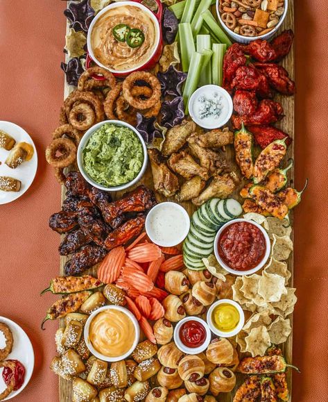 Fry Charcuterie Board, Charcuterie Board Ideas, Football Snacks, Charcuterie Inspiration, Snack Board, Superbowl Party Food, Charcuterie Recipes, Sticky Buns, French Fry