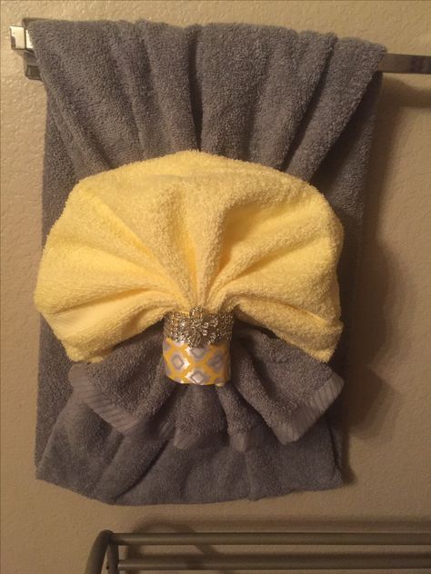 Towel deco Folding Decorative Towels Bathroom, Fold Decorative Towels Bathroom, Fancy Towel Folding Bathroom, How To Fold Decorative Bathroom Towels Hanging, How To Display Towels, Bath Towels Display Hanging Over Toliet, Bathroom Towel Decor Ideas, Bath Towels Display, Towel Hanging Ideas