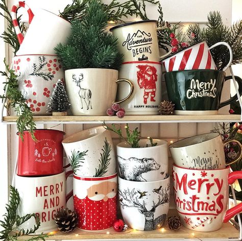 🍂 Caro From Woodland 🌿 on Instagram: “🌲MUGS DE NOËL 🌲 Il y les mugs toute l’année et il y a les mugs de noël 🎄 C’est vraiment une catégorie de mugs à part pour moi et je les…” Mug Noel, Merry Christmas Happy Holidays, Christmas On A Budget, Christmas Cup, Christmas Feeling, Christmas Gifts For Girls, Noel Christmas, Merry Little Christmas, Christmas Mood