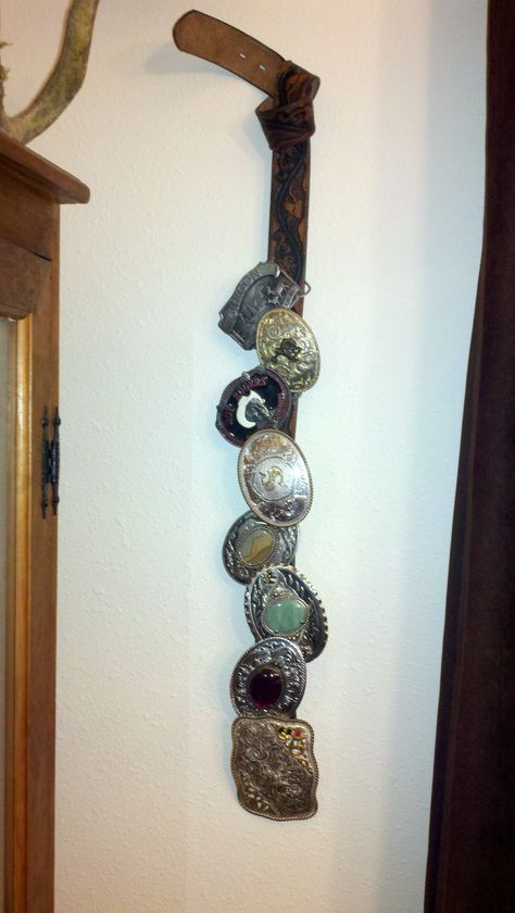 Western Belt Buckle Display, Belt Buckle Organizer, Old Belts Ideas Diy Projects, Belt Buckle Display, Family Heirloom Display, Belt Holder, Thrift Store Diy, Western Belt Buckles, Horse Bits