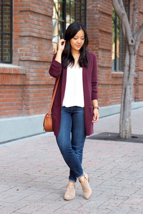 white blouse + maroon cardigan + ankle boots + jeans Maroon Cardigan, Teaching Outfits, Jeans Outfit Women, Boating Outfit, Outfit Jeans, Cardigan Outfits, Outfit Fall, Business Casual Outfits, Mode Inspiration