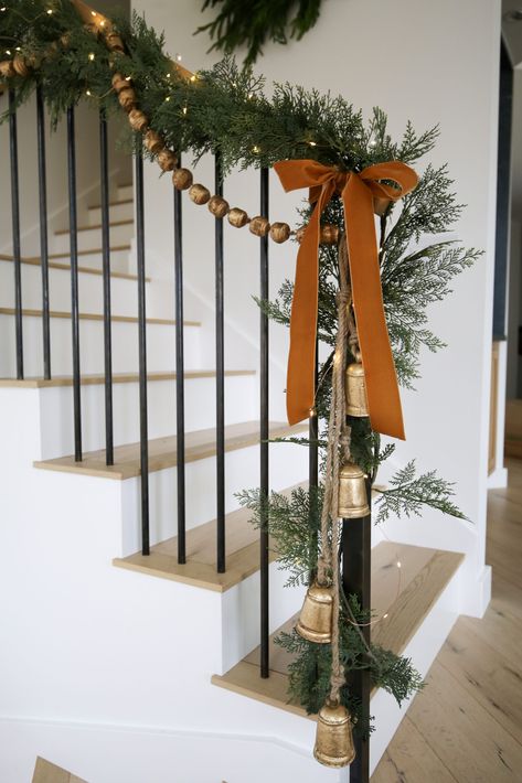 Christmas Decor Over Fireplace, Norfolk Pine Garland Stairs, Christmas Decor Around Mirror, Christmas Garland Stairs, Christmas Railing Decor Indoor, Stair Garland, Banister Garland, Christmas Garland Staircase, Christmas Garland On Stairs