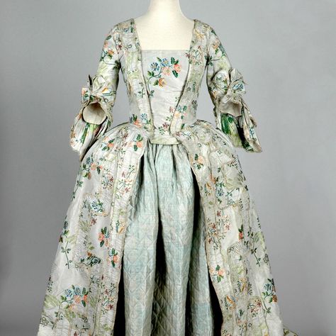 1750s silk dress with a brocaded floral pattern. Leeds Museums (@LeedsMuseums) | Twitter 1750s Fashion, 1700s Dresses, English Gown, 1700s Fashion, 18th Century Dresses, Georgian Fashion, 1700 Fashion, Historical Gowns, Colonial Dress