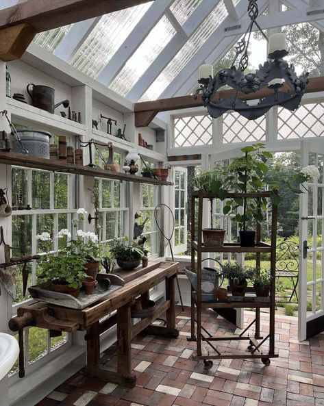 She Shed Greenhouse, Greenhouse Kitchen, Garden Shed Interiors, Window Greenhouse, Garden Art Diy Easy, Outdoor Greenhouse, Backyard Cottage, Greenhouse Shed, Indoor Greenhouse