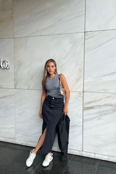 Skirts With Sneakers Outfits, Denim Maxi Skirt Outfit, Denim Midi Skirt Outfit, Skirts With Sneakers, Maxi Skirt Outfit, Outfits For Spring, Denim Skirt Outfits, Maxi Skirt Outfits, Skirt And Sneakers