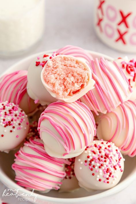 Cake Truffles Recipe, Strawberry Truffle, Cheesecake Balls, Strawberry Cake Filling, Strawberry Cheesecake Bites, Cake Ball Recipes, Truffles Recipe, Strawberry Cake Mix, Valentine Desserts