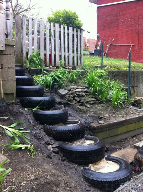 Garden Ideas Using Old Tires, Diy Stairs Outdoor, How To Make Stairs, Stairs Decoration, Indoor Succulent Planter, Tire Steps, Reuse Old Tires, Tire Garden, Garden Boxes Diy