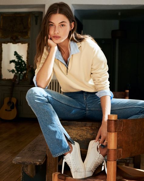 Grace Elizabeth poses in Mango Everyday Pleasures fall 2020 editorial.Grace Elizabeth takes to the streets of Paris for Mango's fall 2020 Everyday Pleasures editorial. Photographed by Matteo Montanari, the American beauty poses in casual essentials. … Mode Style Anglais, Chique Outfit, Grace Elizabeth, Mango Fashion, Meryl Streep, Looks Chic, 가을 패션, Angelina Jolie, Looks Style