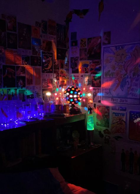 Bedroom Ideas Disco Ball, Light Up Disco Ball, Disco Aesthetic Room, Disco Room Aesthetic, Disco Ball Bedroom, Room Disco Ball, Disco Bedroom, 70s House Decor, Bedroom Aesthetic Dark