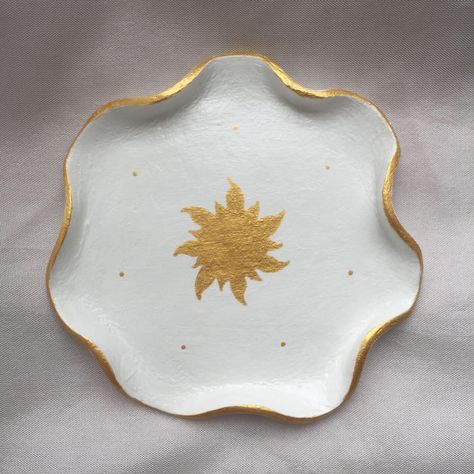 Sun Sun Trinket Dish, Sun Sculpture Clay, Sun Air Dry Clay, Clay Plate Design, Sun Ashtray, Pottery Painting Ideas Jewelry Dish, Clay Plate Ideas, Clay Plates Design, Ceramica Fria Ideas