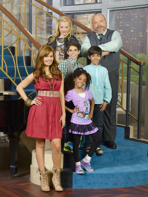 Jessie (Primeira Temporada) 2000s Disney Shows, Jessie Tv Show, Jessie Characters, Karan Brar, Cameron Boys, Disney Jessie, Disney Challenge, Old Disney Channel, Disney Cute