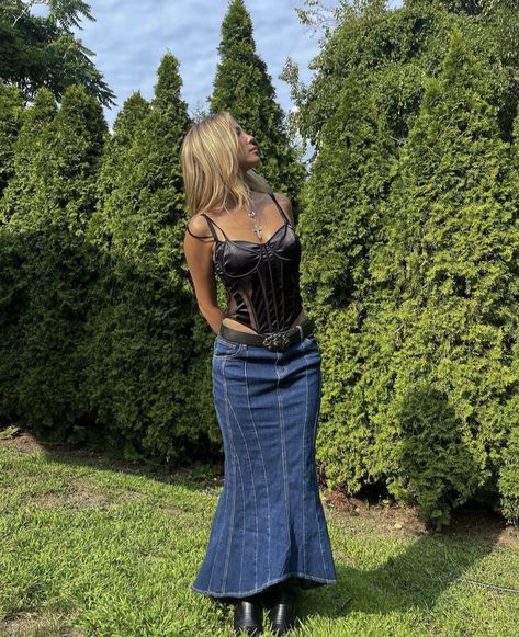 Long Denim Skirt Festival Outfit, Dark Denim Maxi Skirt Outfit, Outfits With Long Denim Skirt, Flare Denim Skirt, Long Jean Skirt Outfits, Y2k Long Skirt, Coachella Inspired Outfits, Clothes Makeover, London Look