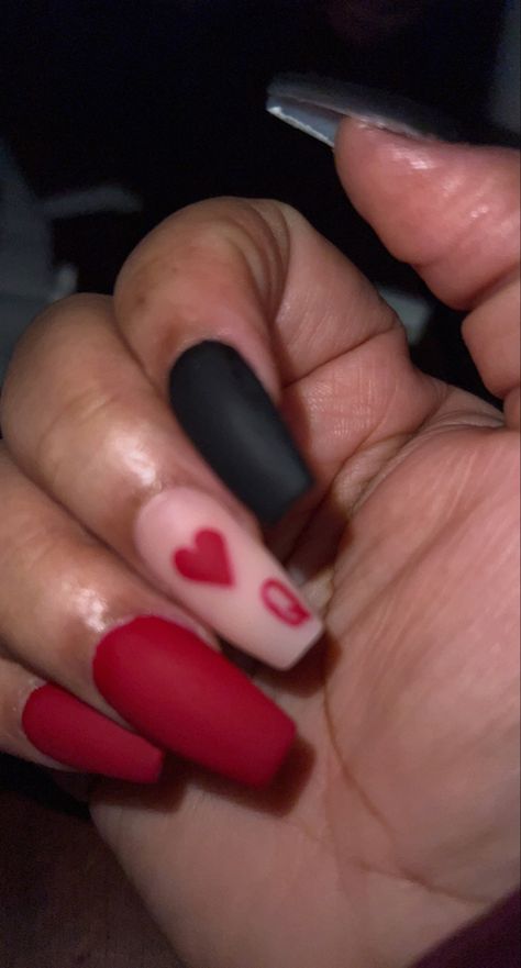 King Of Hearts Nails, Queen Of Hearts Inspired Nails, Simple Queen Of Hearts Makeup, Red Queen Nails, Queen Of Hearts Nail Art, Queen Nails Designs, Ace Of Hearts Nails, Heartbreak Nails, Queen Of Hearts Makeup Halloween