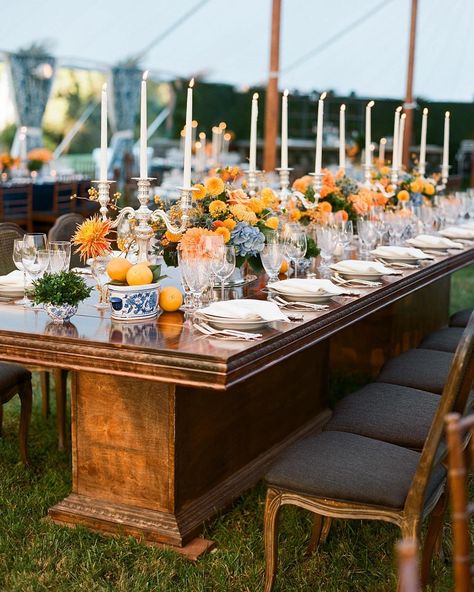 Candelabra & Citrus Florals on Wood Table | Photo: Kate Headley. Blue Orange Weddings, Chinoiserie Wedding, Orange Wedding Themes, Bright Table, Spring Table Settings, Citrus Wedding, Chinoiserie Vase, Backyard Reception, Blue Chinoiserie