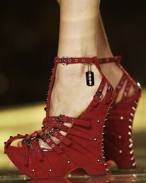 Heels Details at Christian Dior Spring/Summer 2003 Ready-To-Wear. (#Heels #ChristianDior #SS #2003 #00s #00sfashion #2000s) 2000s Shoes, Dior Heels, Lizzie Hearts, French Fashion Designers, Fashion Aesthetics, Casual Street Style, Fashion Shows, Vintage Shoes, Red Fashion