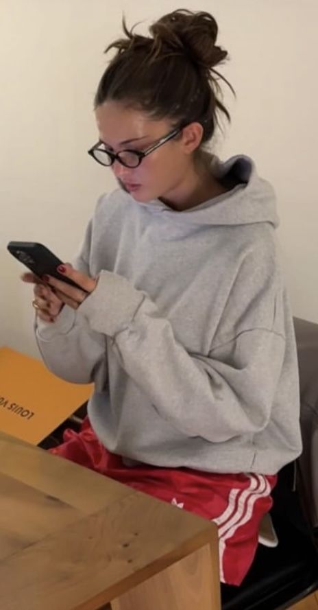 Comfy Cute Study Outfit, Tucked In Sweatshirt Outfit, Winter Inside Outfits, 1 Degree Weather Outfit, Glasses Outfit Winter, Casual 2000s Fashion, Comfy Fit Aesthetic, How To Layer In The Winter, Uni Comfy Outfits