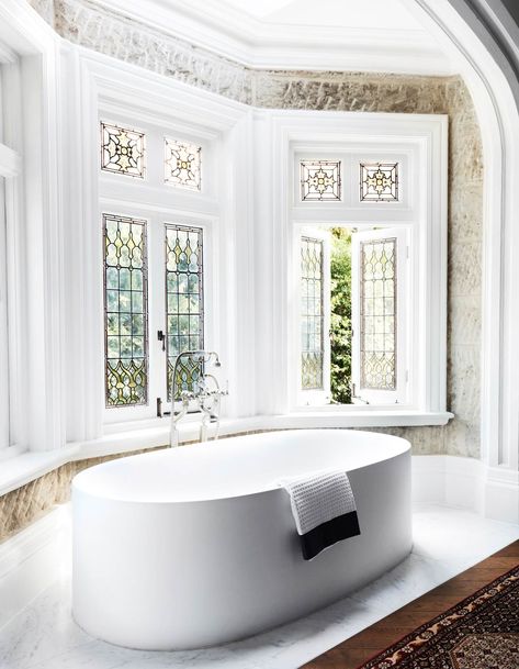 Leadlight Windows, Stained Glass Decor, Bathroom Windows, Bathroom Design Luxury, Glass Bathroom, Dream Bathrooms, Bay Window, Stained Glass Windows, Luxury Bathroom